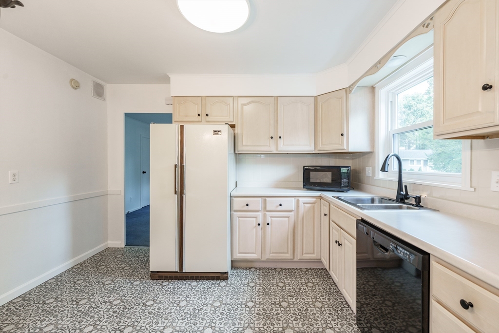 24 Higgins Street Springfield, MA 01108 - Photo 8 of 32