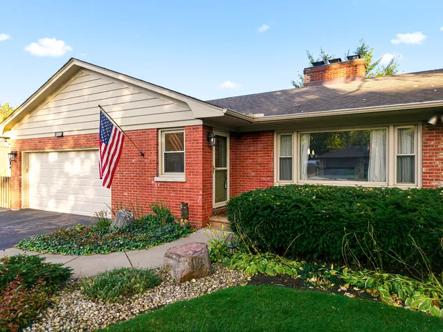 $339,000 | 1360 Florence Drive, Sycamore, IL 60178