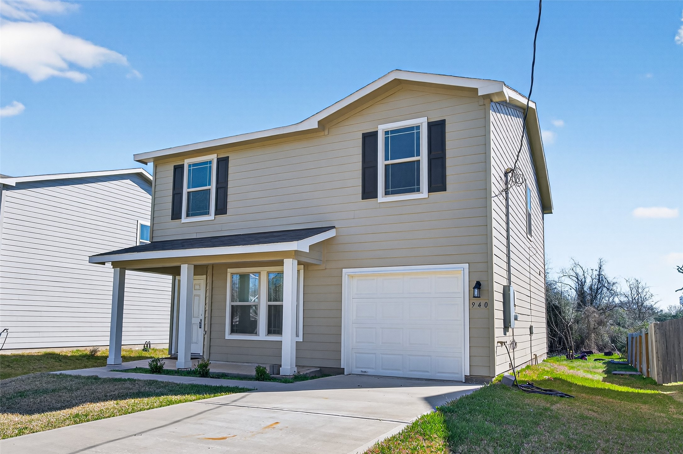 940 21st Street Hempstead, TX 77445 - Photo 2 of 32 a front view of a house with garden