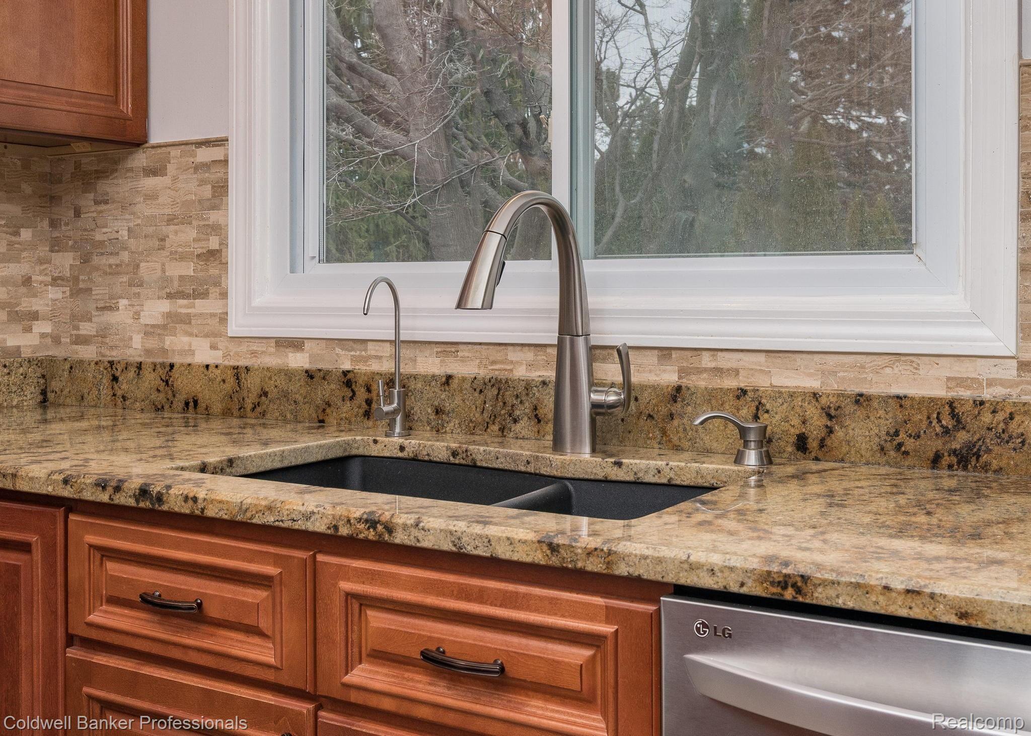 715 Castlebar Drive Rochester, MI 48309 - Photo 11 of 35 14-web-or-mls-715-Castlebar-Dr-14.jpg