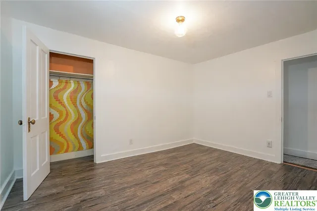 a view of entryway and kitchen