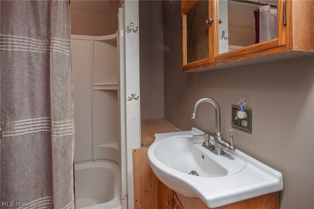 5117 Ridge Avenue Southeast Canton, OH 44707 - Photo 23 of 24 Full bath!