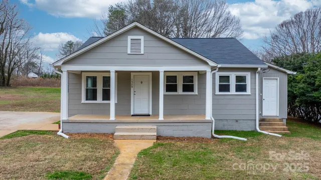 $250,000 | 1529 4th Street Northeast, Hickory, NC 28601
