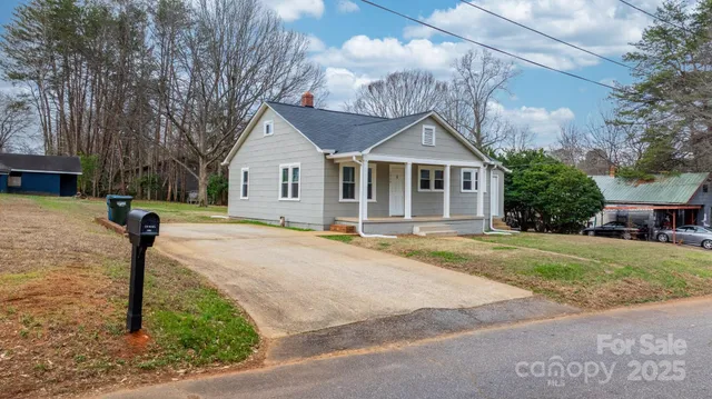 $250,000 | 1529 4th Street Northeast, Hickory, NC 28601
