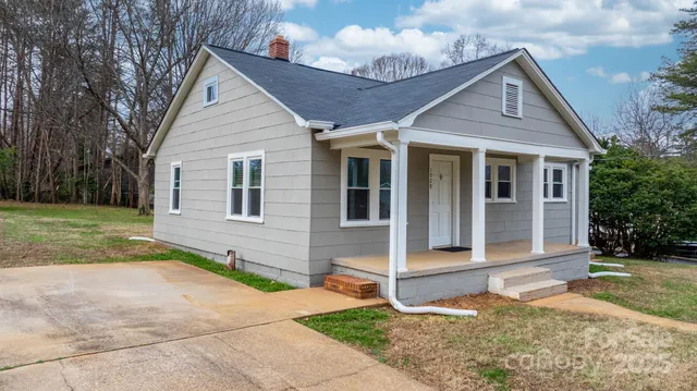 $250,000 | 1529 4th Street Northeast, Hickory, NC 28601