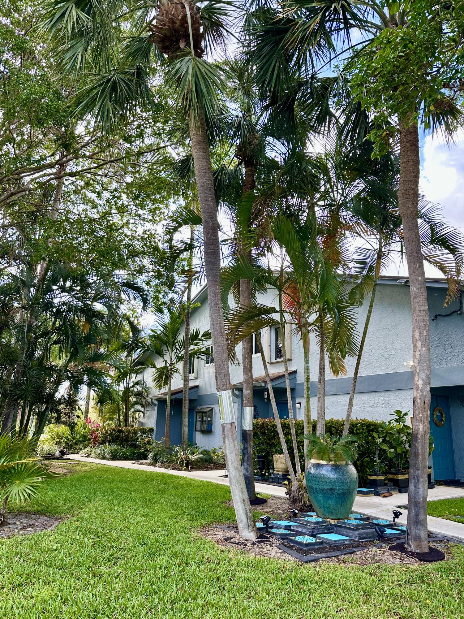 2717 South Oakland Forest Dr Unit 103  