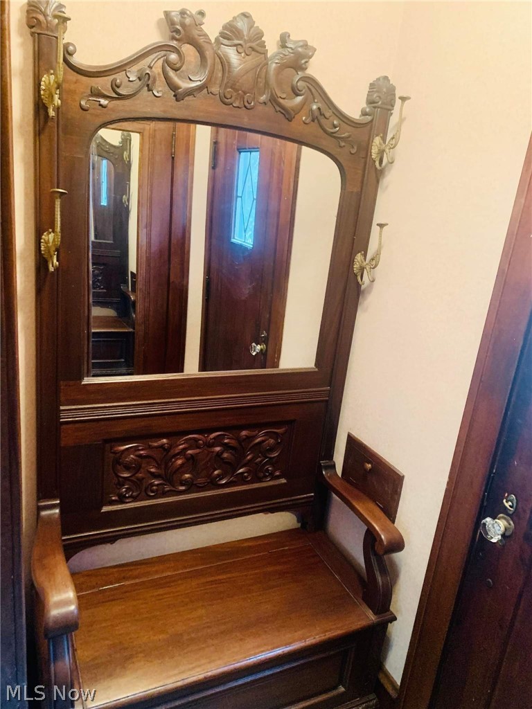 2556 Saybrook Road Cleveland, OH 44118 - Photo 27 of 35 Antique Foyer bench stays!