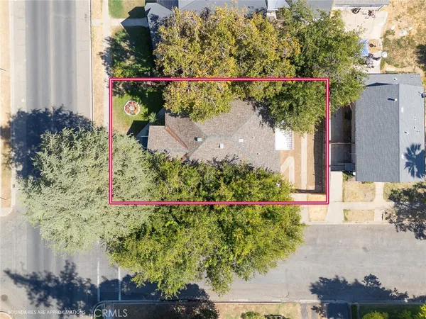 a view of livingroom with furniture