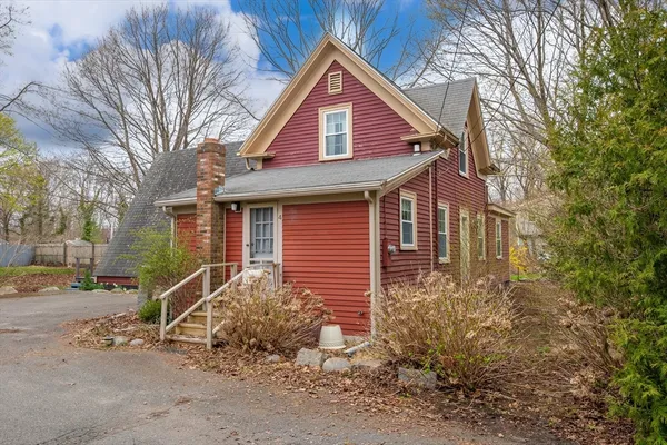 a view of a house with a yard