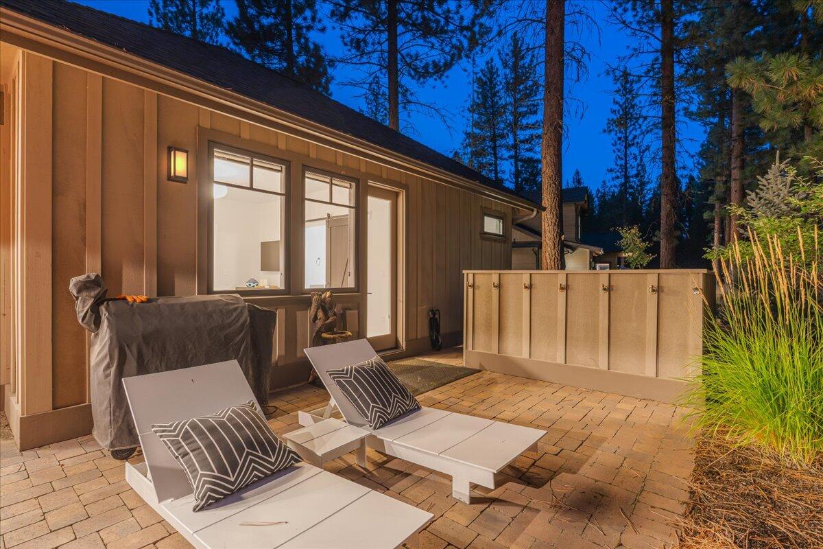 56278 Sable Rock Loop Bend, OR 97707 - Photo 48 of 54 a backyard of a house with table and chairs