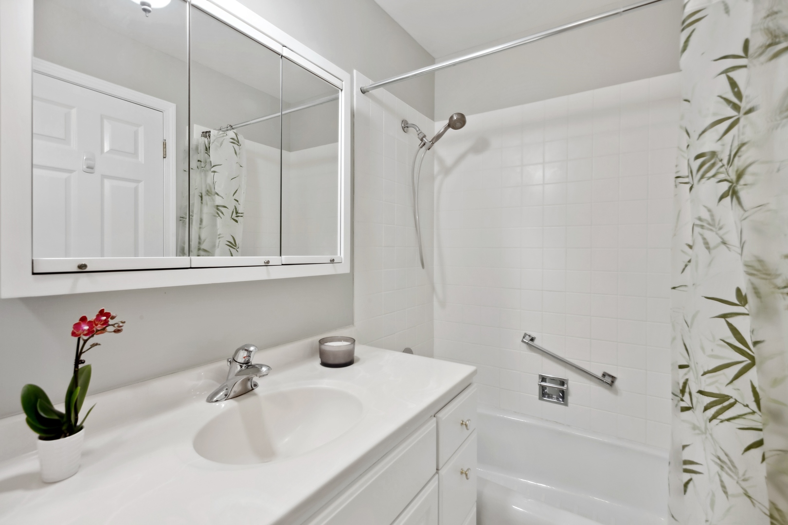 515 North Main Street, Unit 4AS Glen Ellyn, IL 60137 - Photo 16 of 23 a bathroom with a sink vanity and tub