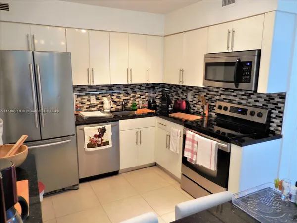 $5,300 | 5151 Collins Avenue, Unit 519, Miami Beach, FL 33140