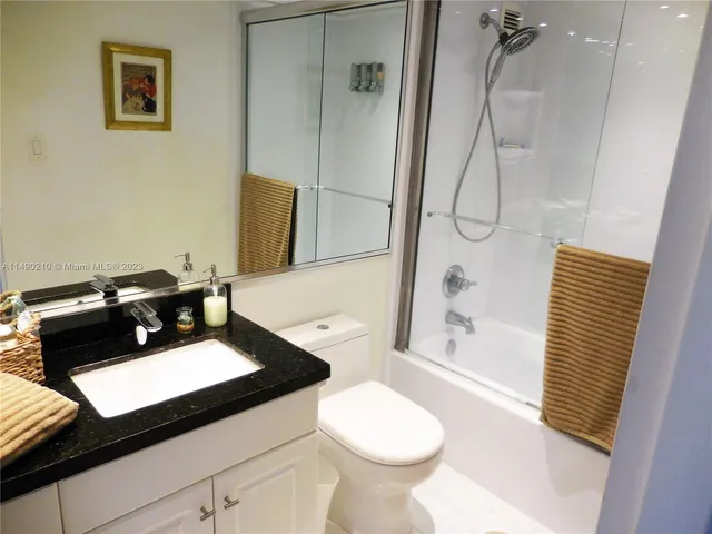 $5,300 | 5151 Collins Avenue, Unit 519, Miami Beach, FL 33140