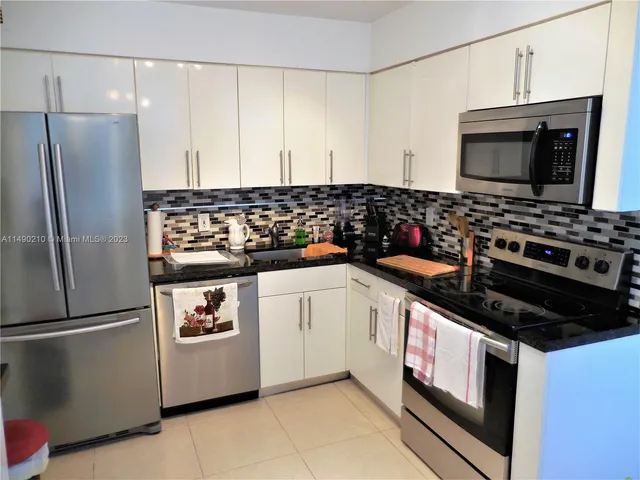 $5,300 | 5151 Collins Avenue, Unit 519, Miami Beach, FL 33140