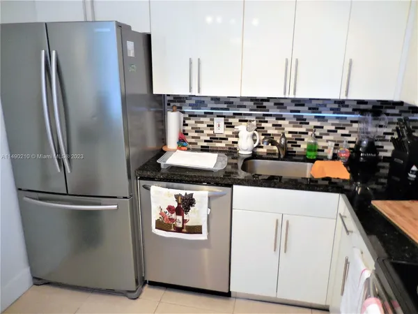 $5,300 | 5151 Collins Avenue, Unit 519, Miami Beach, FL 33140