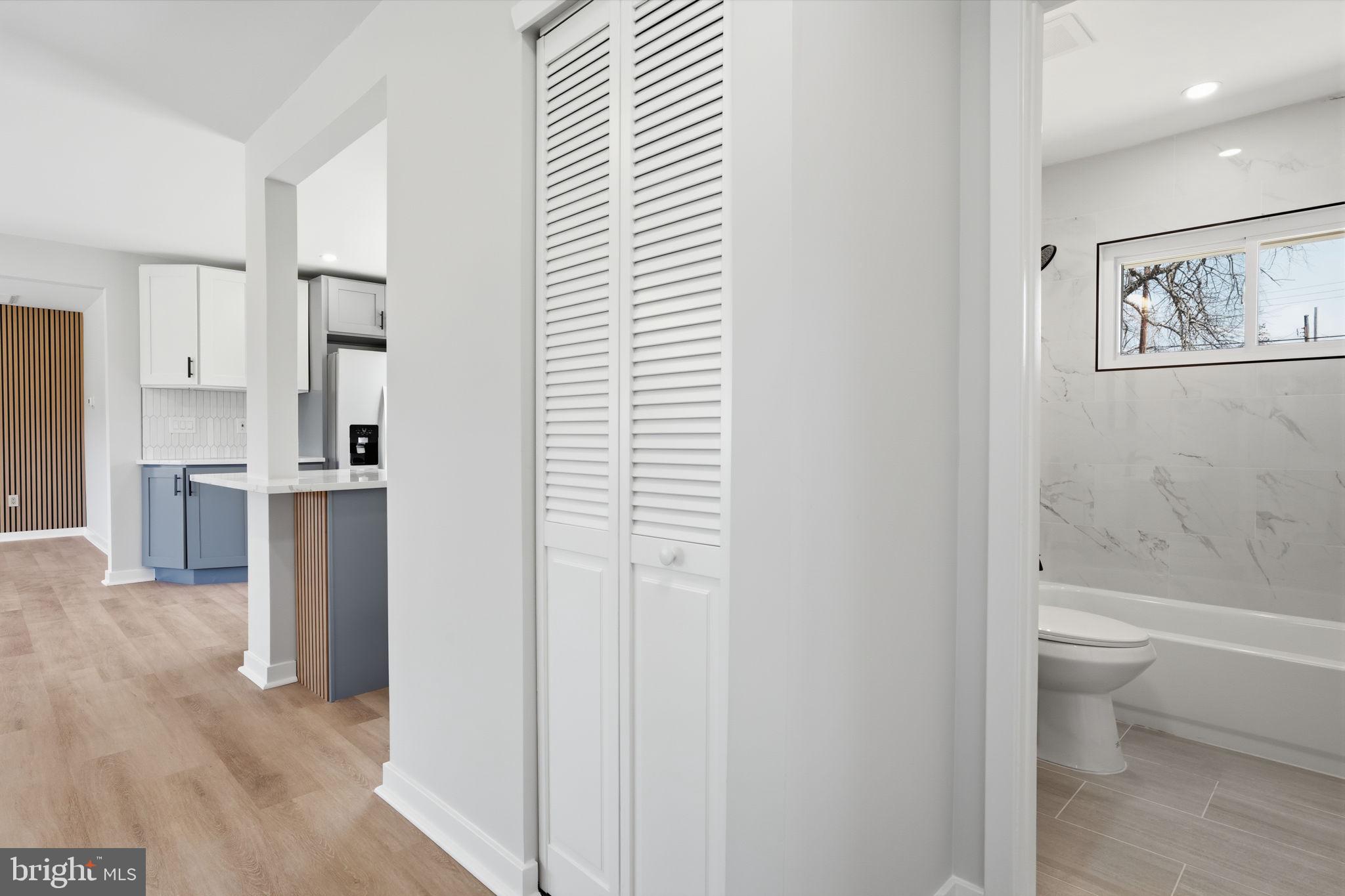 10 MacIntosh Road Levittown, PA 19056 - Photo 20 of 41 a bathroom with a bathtub and a toilet