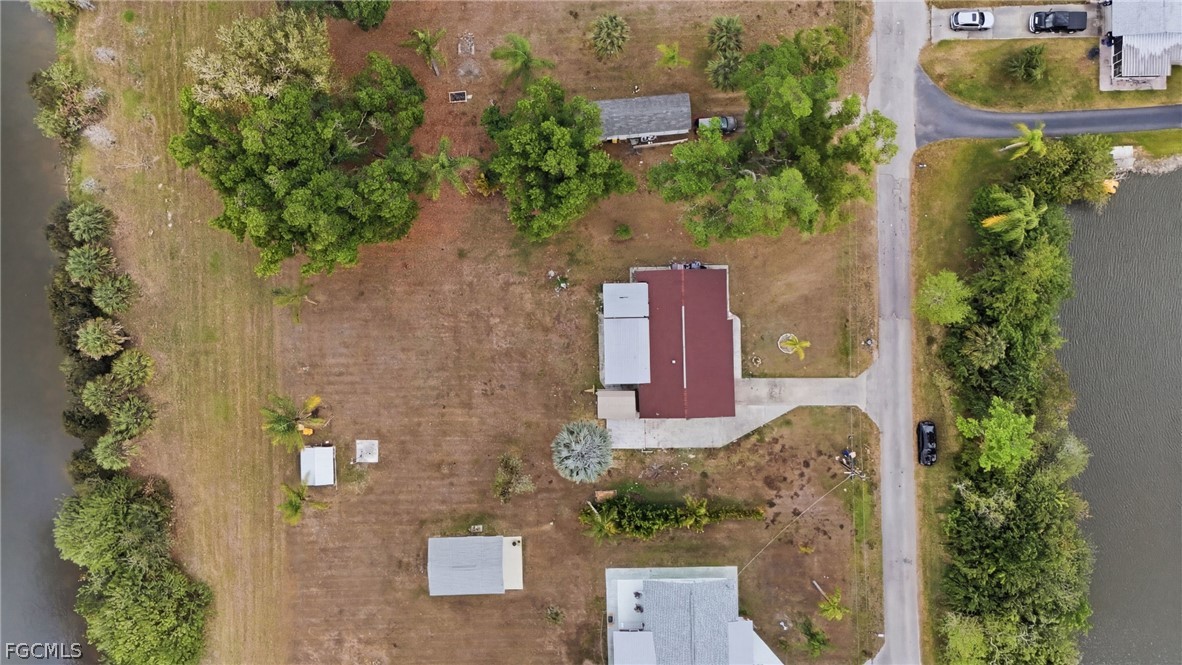 2180 Cook Lane Alva, FL 33920 - Photo 33 of 46 an aerial view of a house with a yard and plants