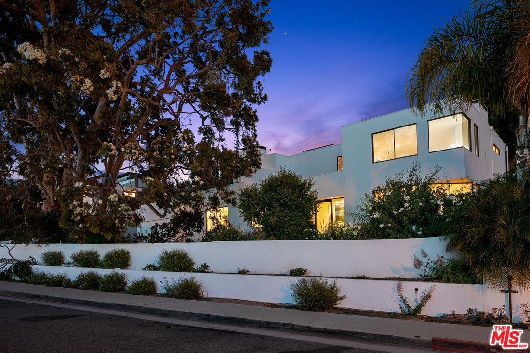 620 Adelaide Drive Santa Monica, CA 90402 - Photo 2 of 33