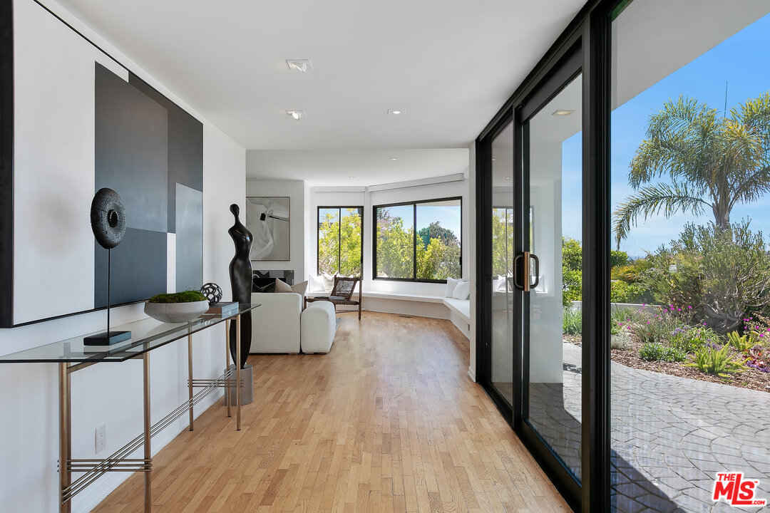 620 Adelaide Drive Santa Monica, CA 90402 - Photo 6 of 33