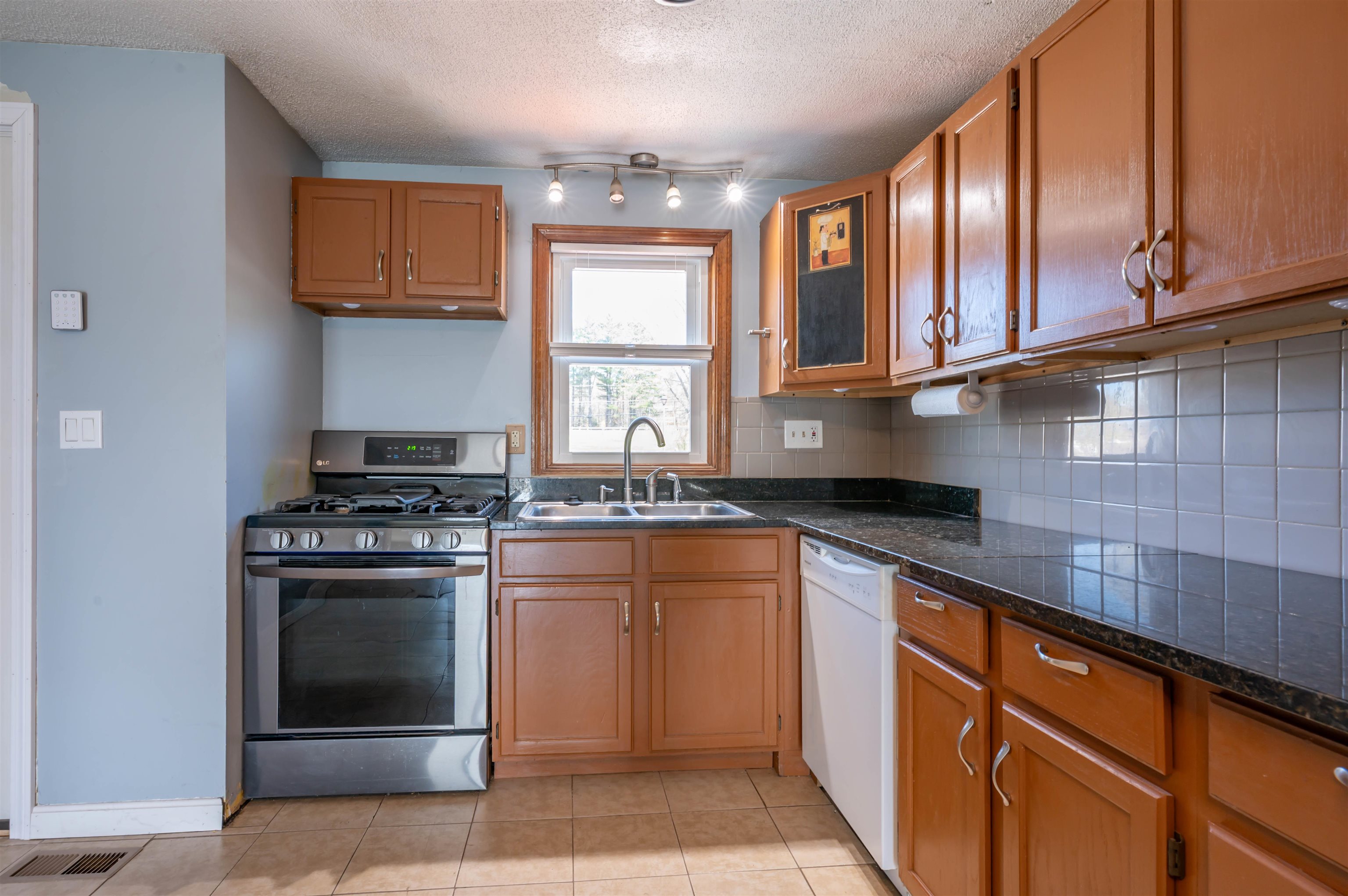 6 Pleasant Street, Unit A5 Hooksett, NH 03106 - Photo 5 of 24