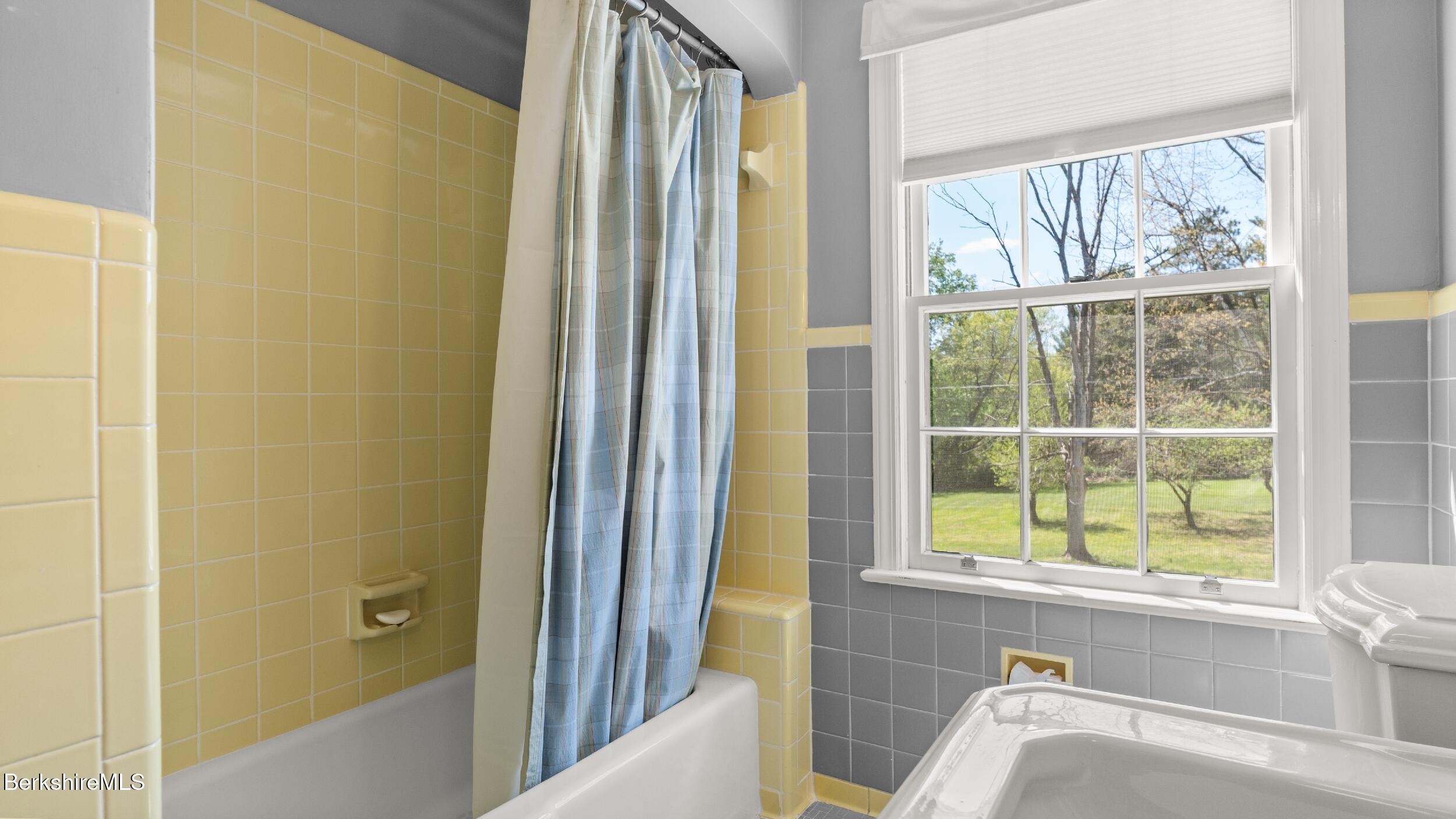 47 Warwick Street Pittsfield, MA 01201 - Photo 33 of 43 Full bath