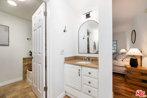 a en suite bathroom with a double vanity sink and a mirror