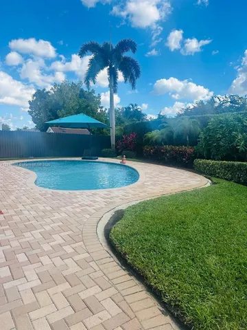 a view of a backyard