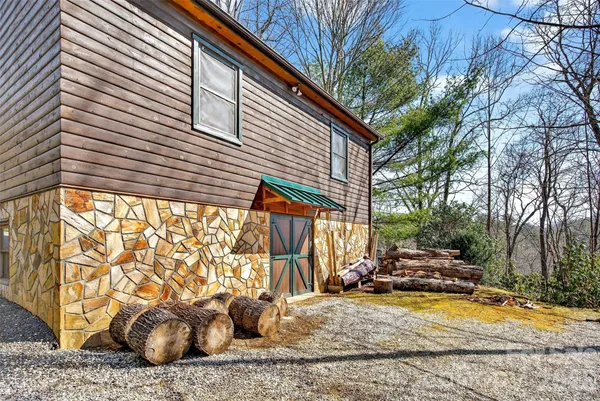a view of a backyard