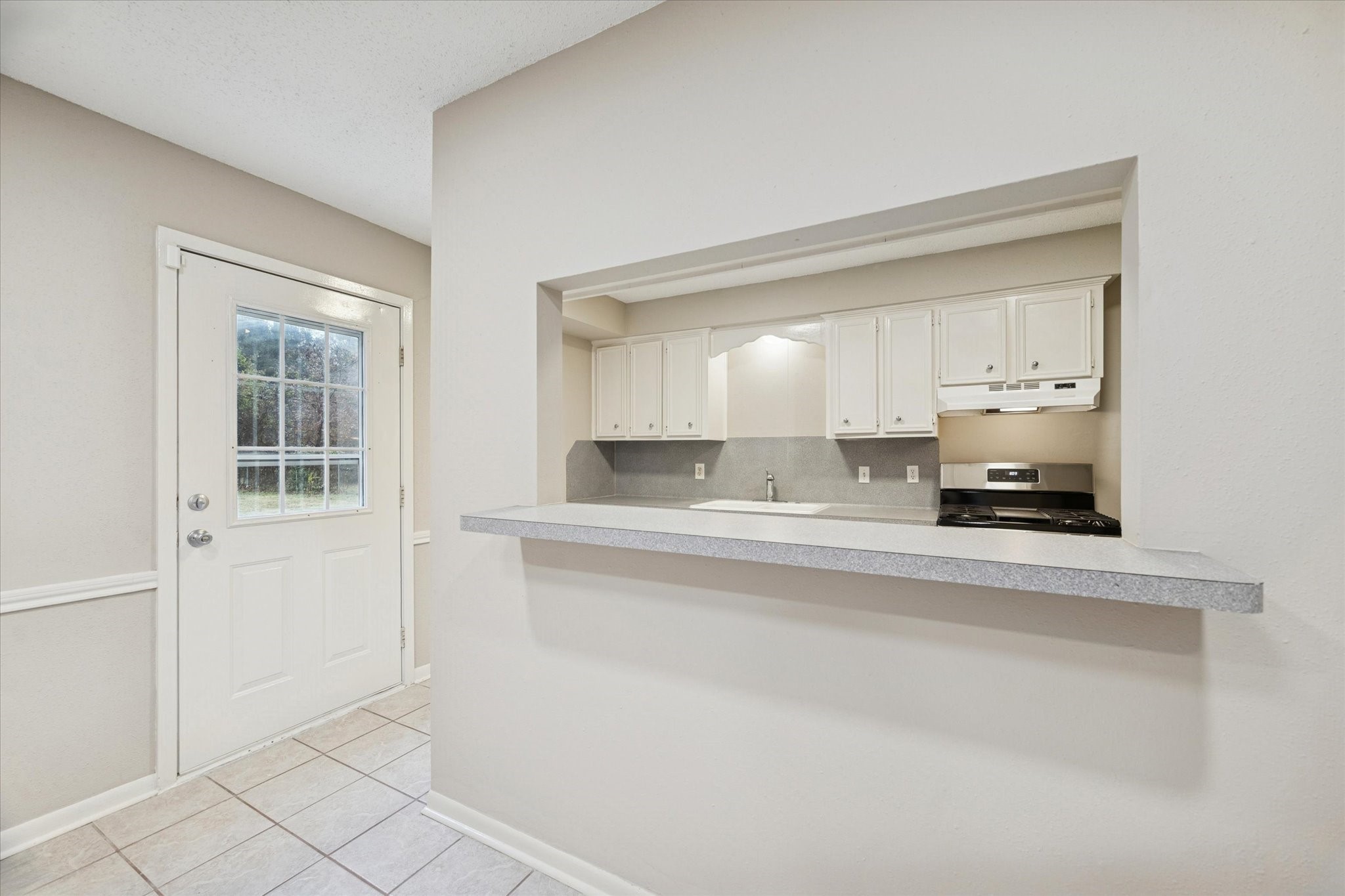 14722 Brown Road Tomball, TX 77377 - Photo 8 of 21 Breakfast bar offers additional seating space between kitchen and dining area.