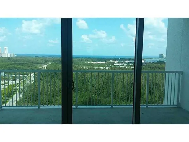 $2,890 | 15051 Royal Oaks Lane, Unit 1904, North Miami, FL 33181