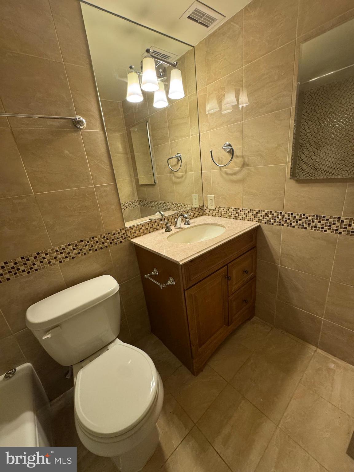 5101 River Road, Unit 618 Bethesda, MD 20816 - Photo 12 of 34 HALL BATHROOM