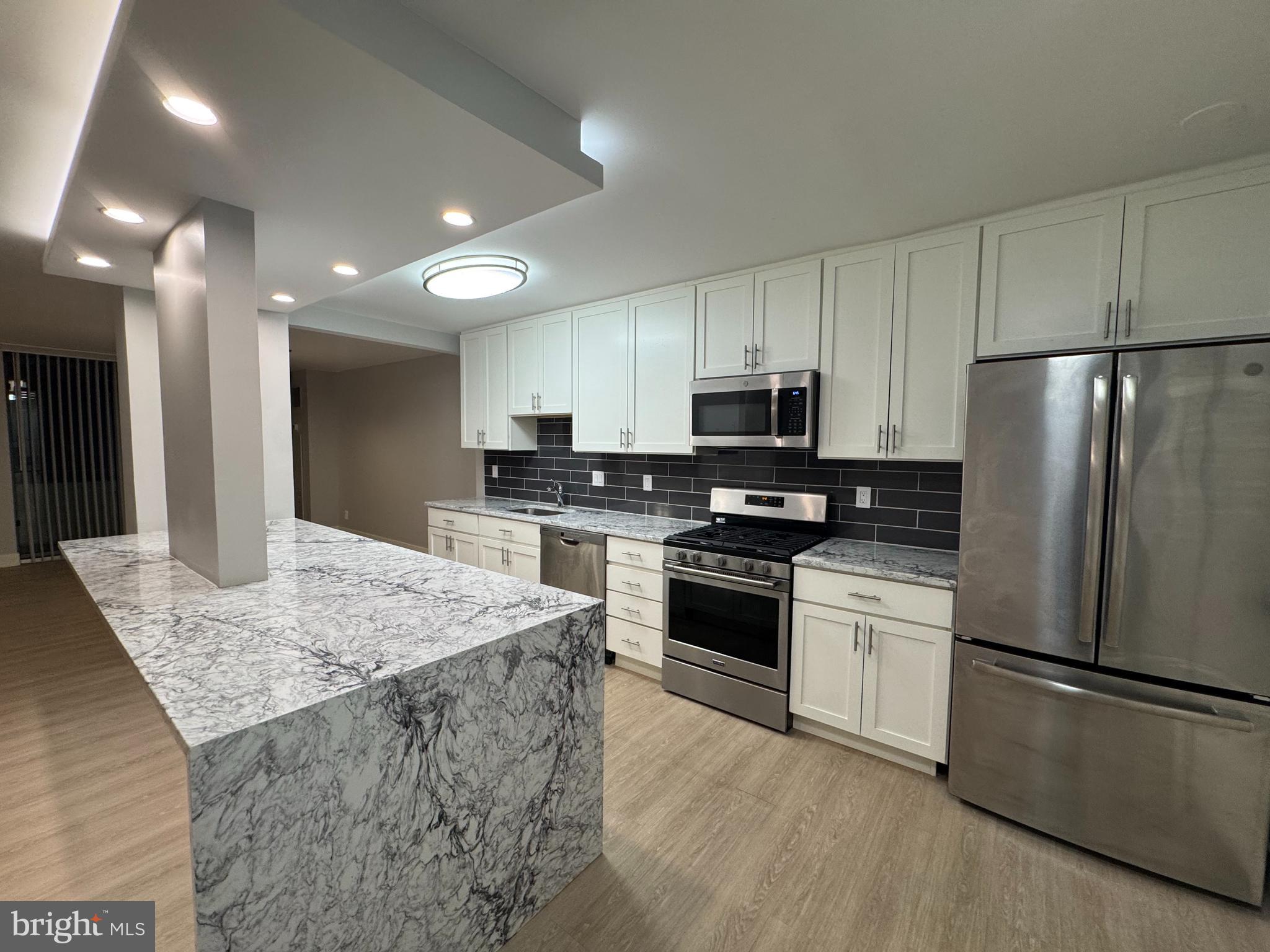 5101 River Road, Unit 618 Bethesda, MD 20816 - Photo 8 of 34 KITCHEN