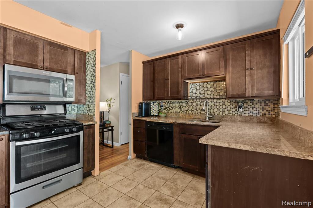 22035 Inkster Road Farmington Hills, MI 48336 - Photo 6 of 17