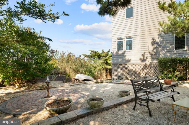 a picture of a black and white photo