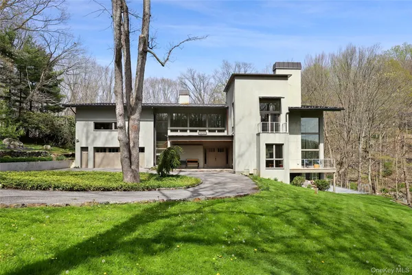 a view of a house with backyard and a tree