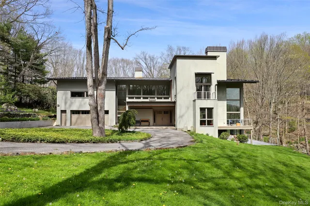 a view of a house with backyard and a tree