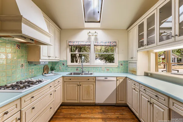 $800,000 | 985 Allen Avenue, New Braunfels, TX 78130