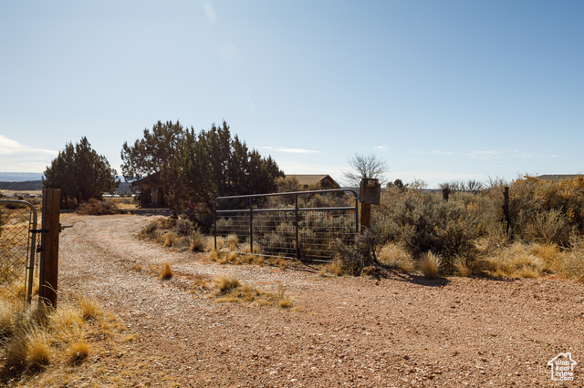 6026 East Zion Road Kanab, UT 84741 - Photo 5 of 27 View of driveway entry