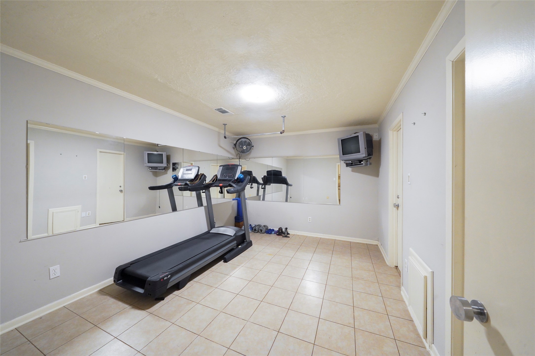 84 April Wind Drive South Conroe, TX 77356 - Photo 27 of 36 a living room with furniture