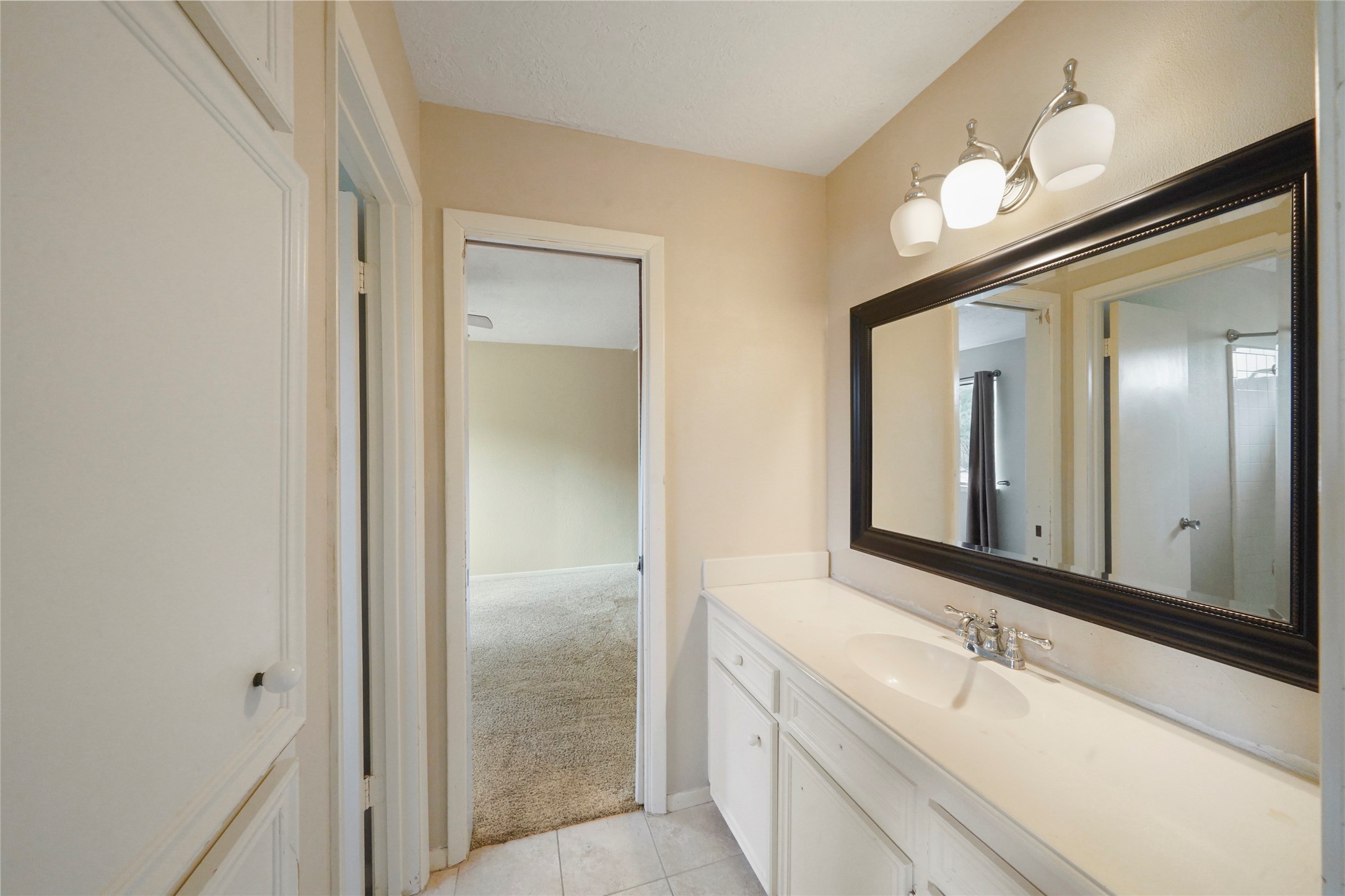 84 April Wind Drive South Conroe, TX 77356 - Photo 30 of 36 a bathroom with a bathtub a sink and a mirror