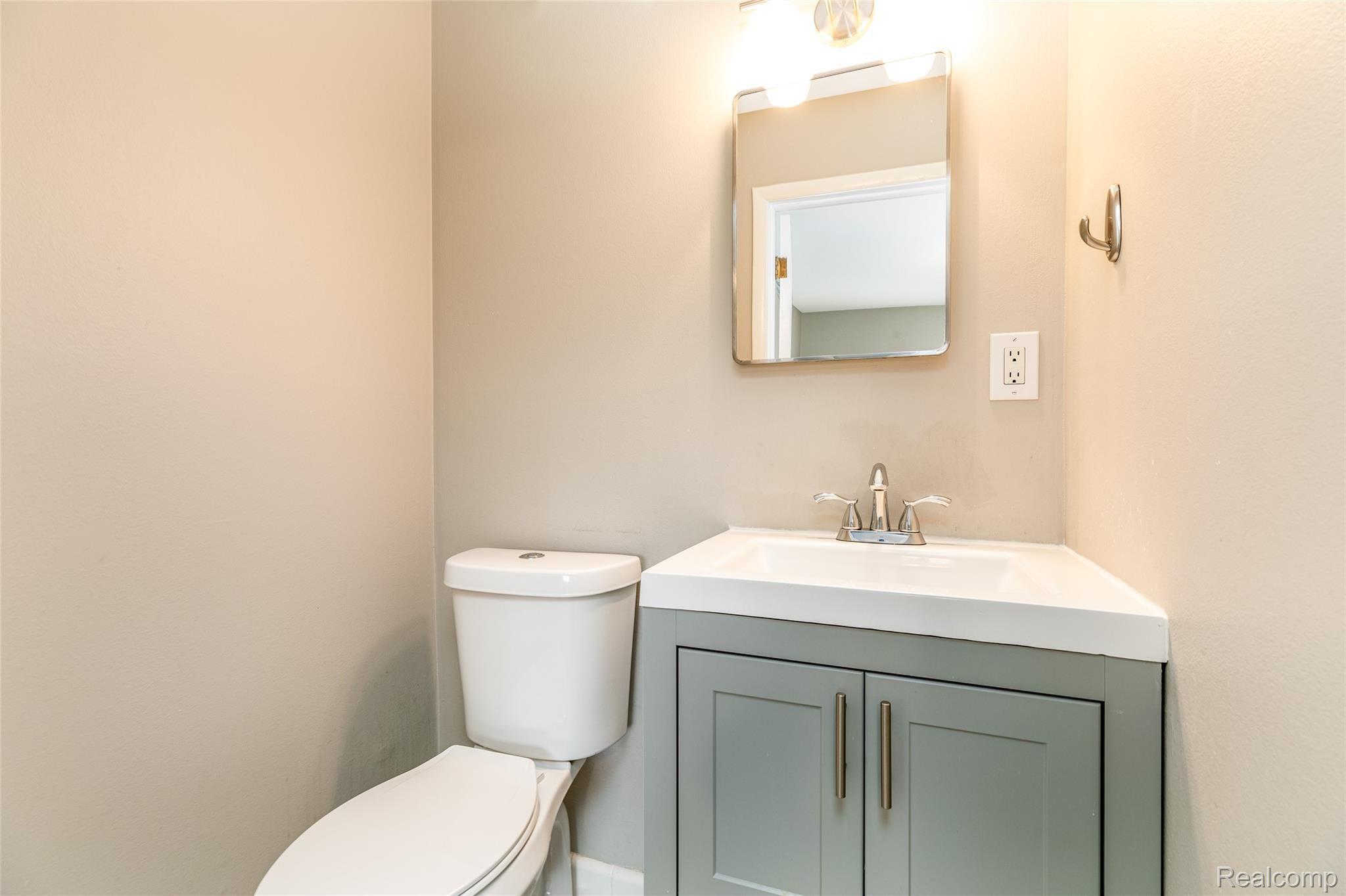 964 North Adams Road, Unit 5 Birmingham, MI 48009 - Photo 14 of 19 14.MasterBathroom