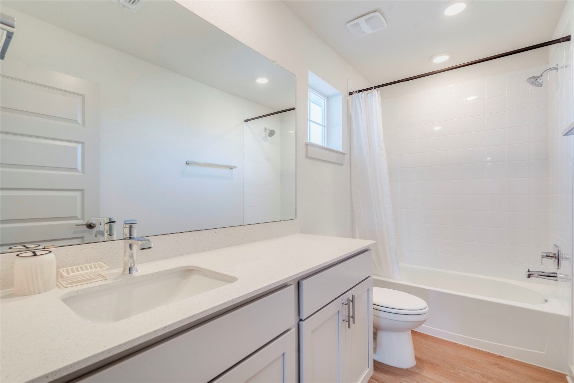 10932 Defender Trail Austin, TX 78754 - Photo 28 of 35 a bathroom with a sink and a mirror