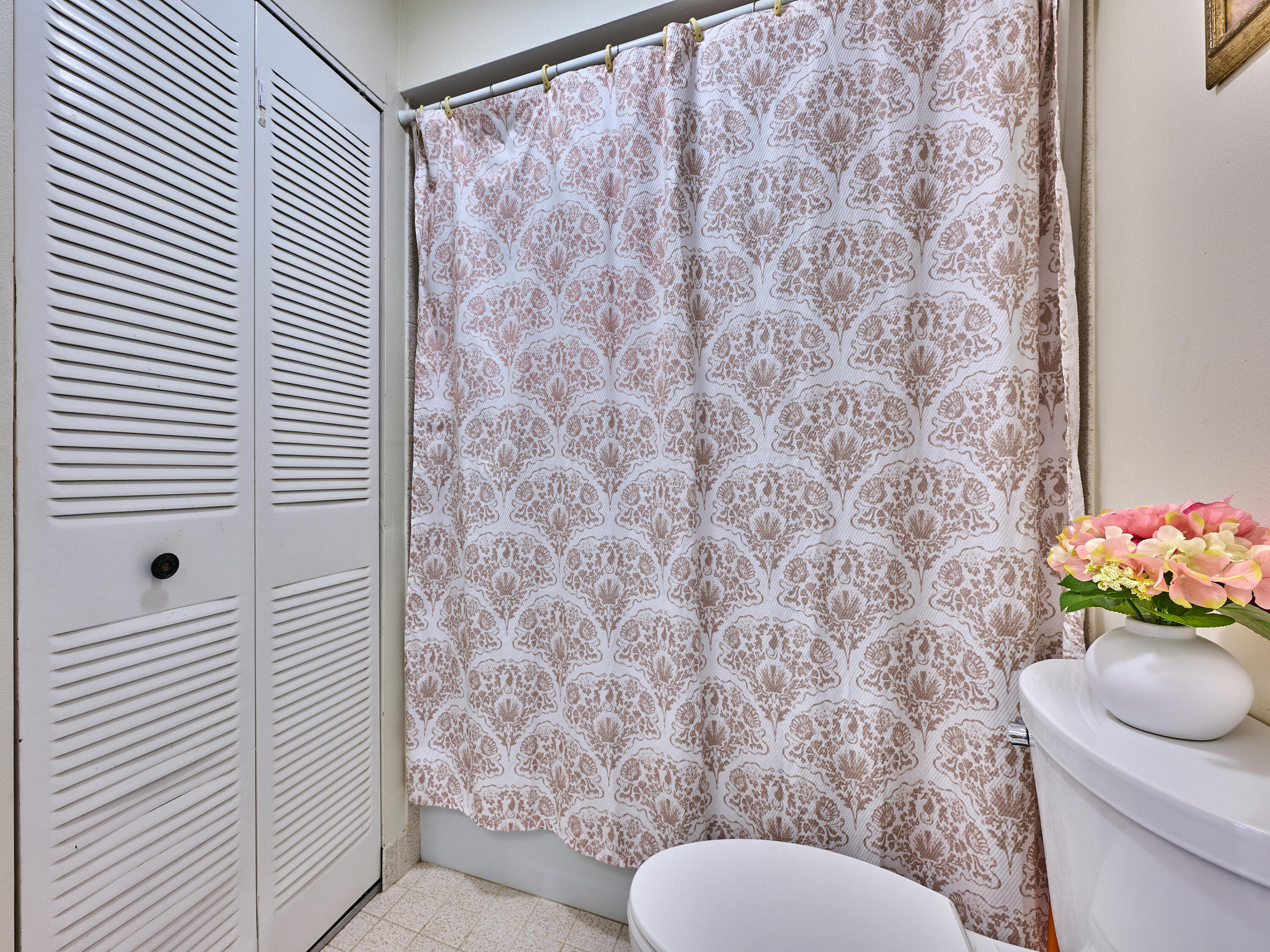 5197 Minto Road Boynton Beach, FL 33472 - Photo 21 of 32 a bathroom with a toilet and a shower curtain