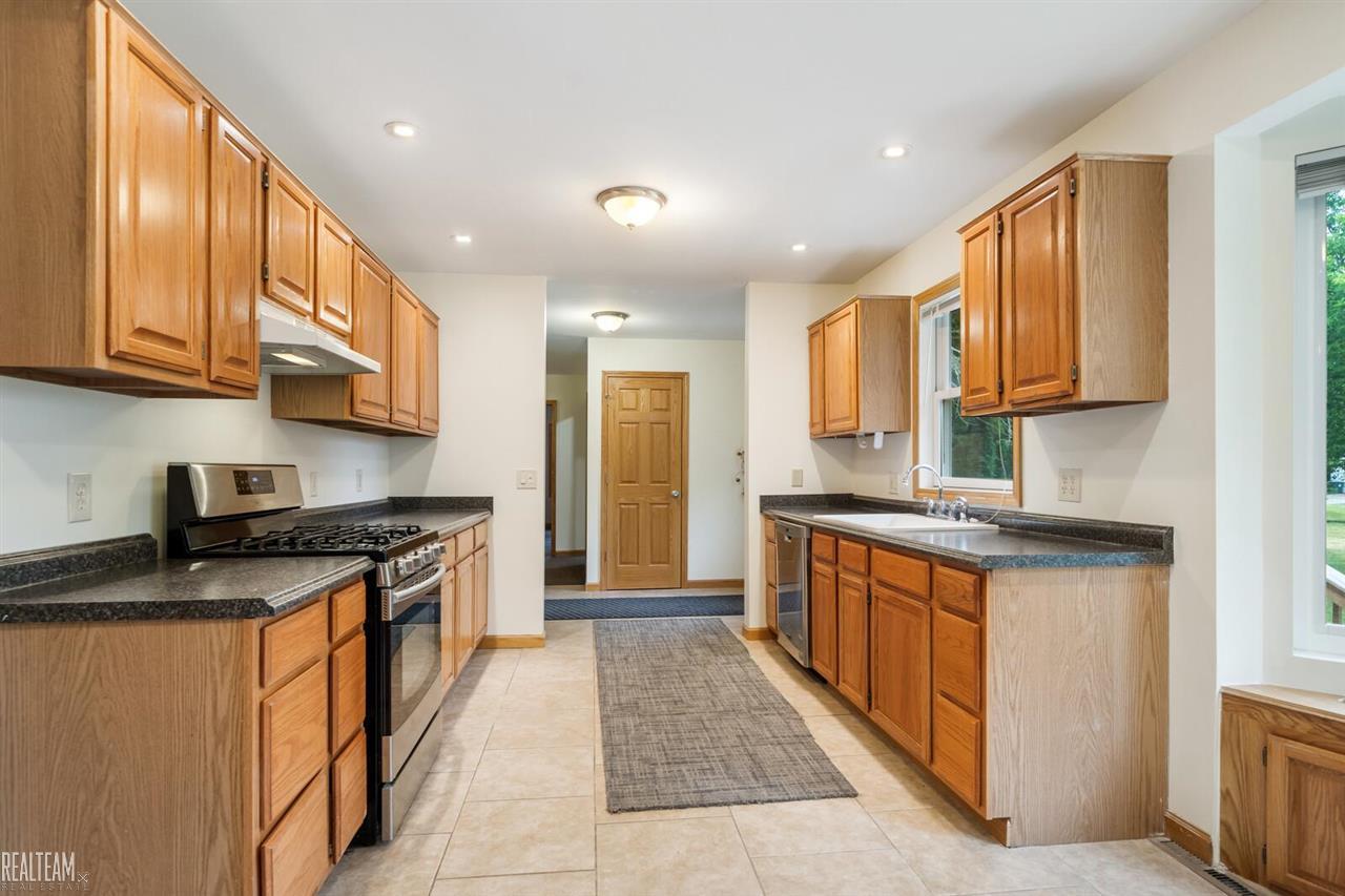 4704 Rohr Road Clarkston, MI 48348 - Photo 11 of 32