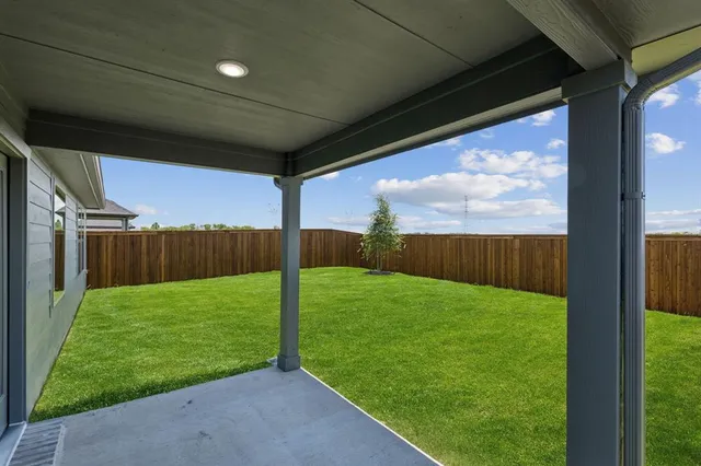 a view of a back yard