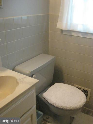 2507 Lawnside Road Lutherville-Timonium, MD 21093 - Photo 3 of 21 Bath
