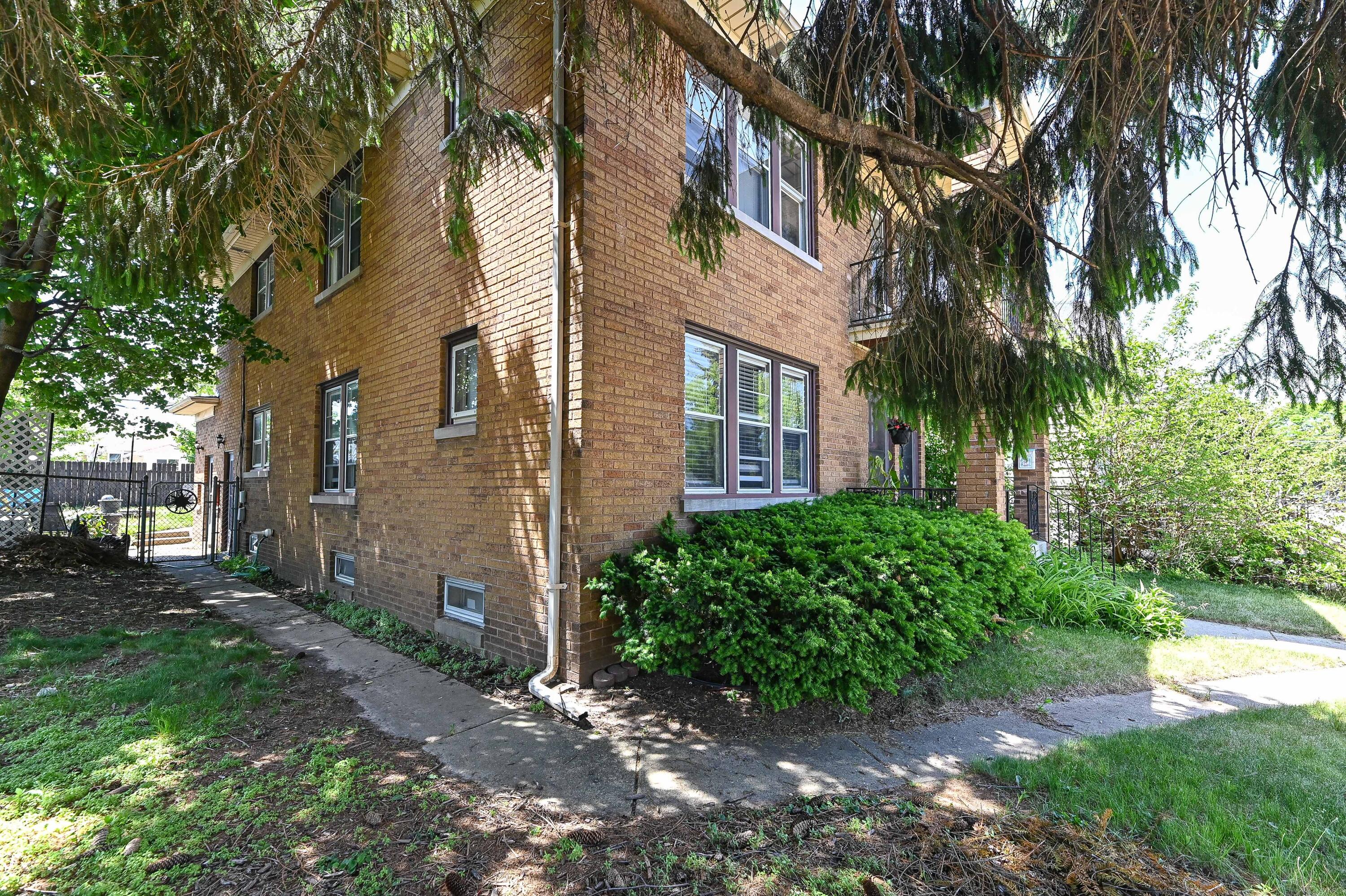 3340 10th Avenue Racine, WI 53402 - Photo 2 of 38 2