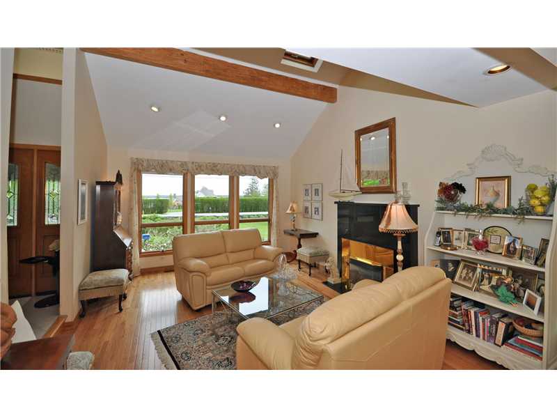 668 Boston Neck Road Narragansett, RI 02882 - Photo 11 of 25 Living Room.