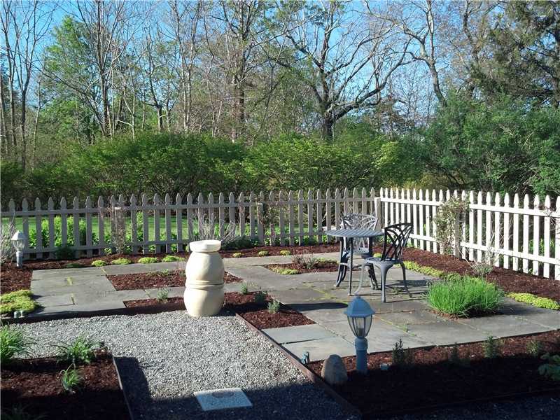 668 Boston Neck Road Narragansett, RI 02882 - Photo 24 of 25 Exterior Back.