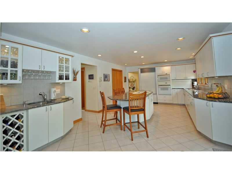 668 Boston Neck Road Narragansett, RI 02882 - Photo 9 of 25 Kitchen.